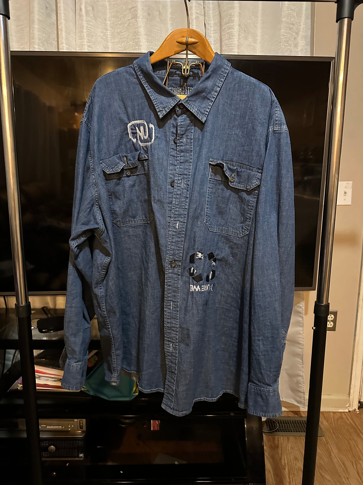 EMBROIDERY BUTTON UP